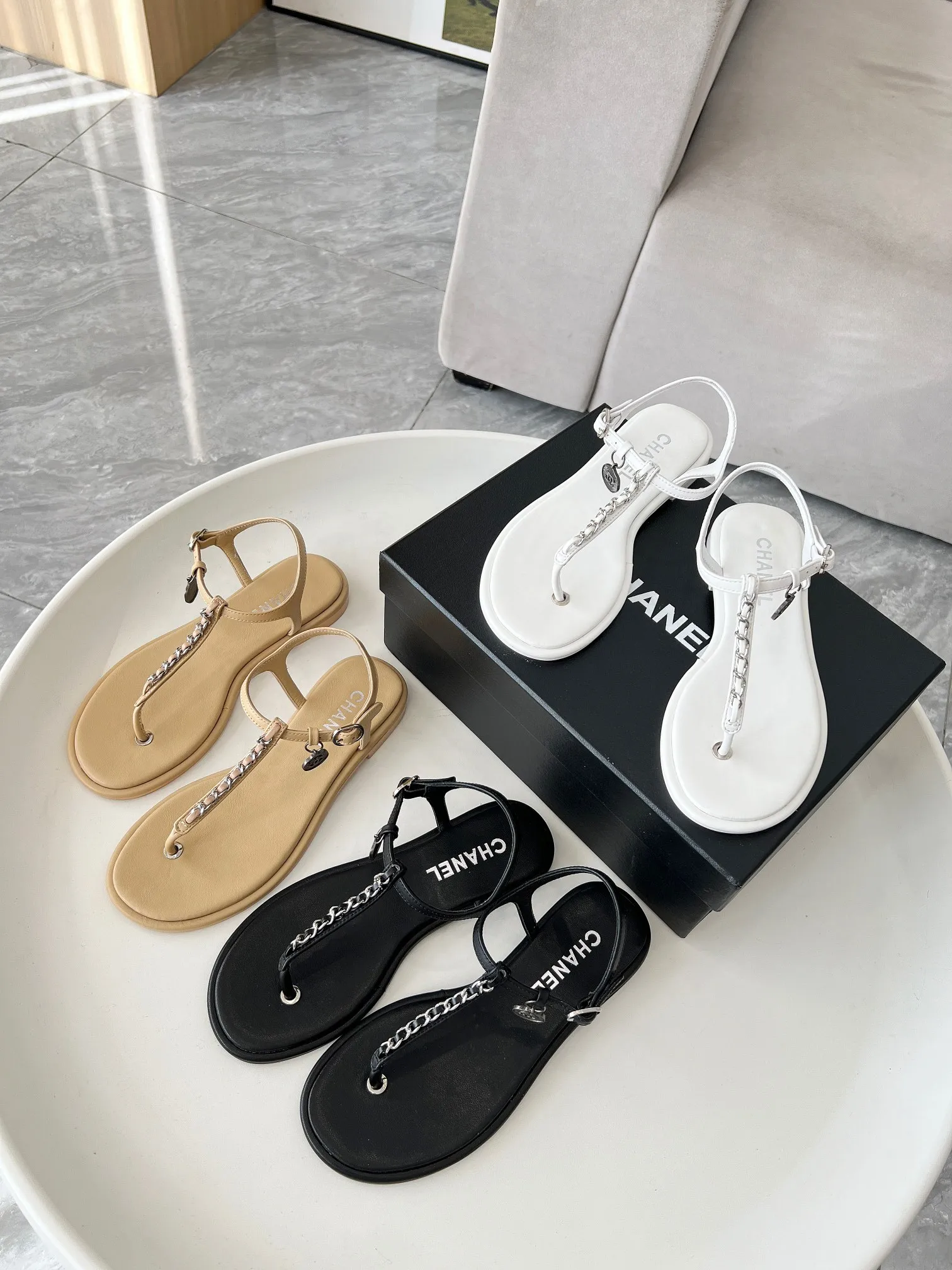 👟👟Ex-factory price 380👟👟 Genuine leather sole +40 CHANEL2025 Xiaoxiang new classic flip-up sandals👡 👄Original 1:1 molded logo🧡Exudes lasting charm Xiaoxiang sandals👡Vivid intellectual elegance👥Brings out the unique beauty of women👩‍🦰 Fabric: Sheepskin Lining: Imported sheepskin , Outsole: Rubber outsole (leather outsole) Color: black/apricot/white, code number: 35-40 (41-41 customization is non-returnable and non-exchangeable) Leather outsole, rubber sole
